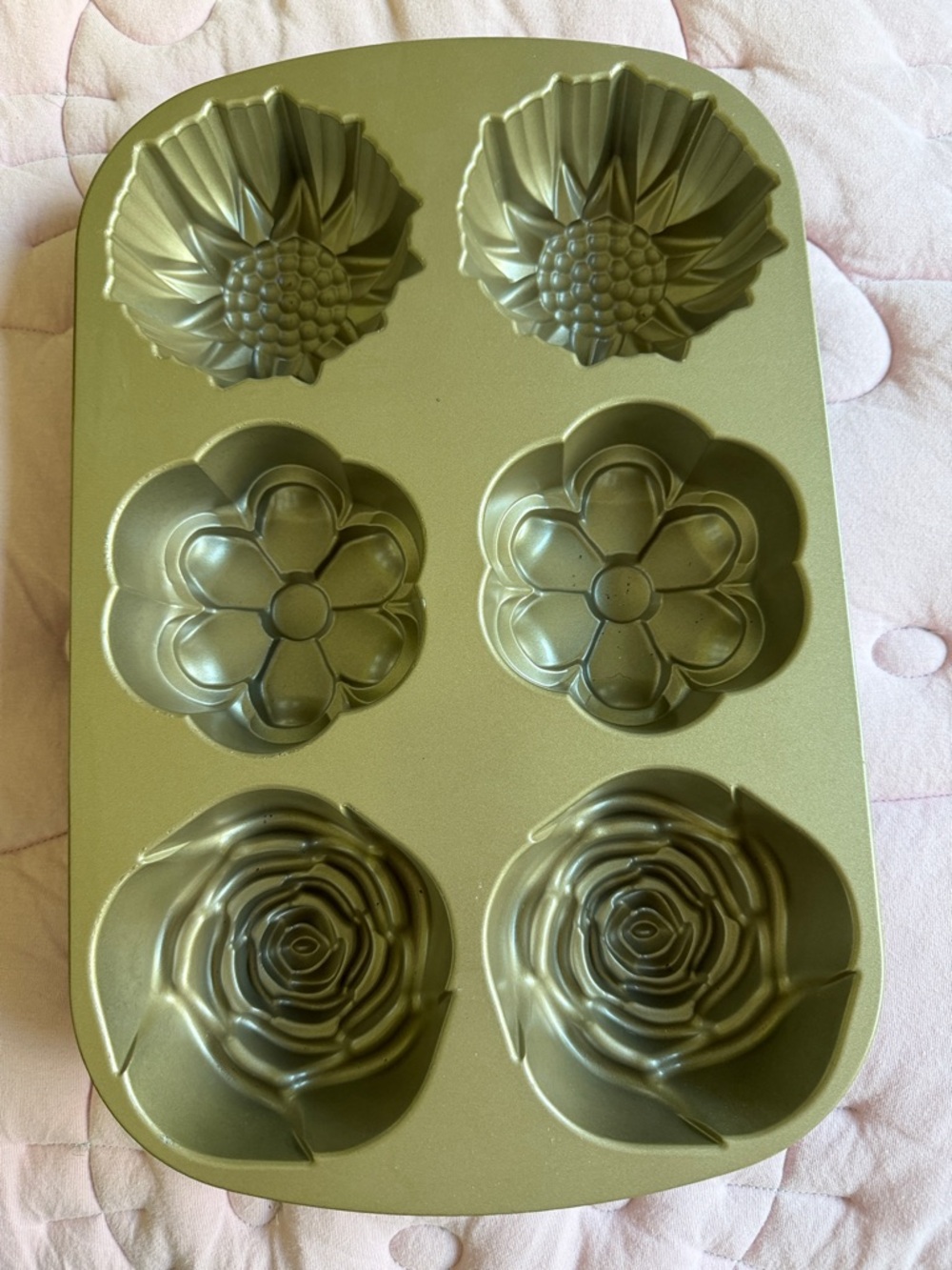 Cast Aluminum Floral-Ready 6-Cavity Muffin Pan